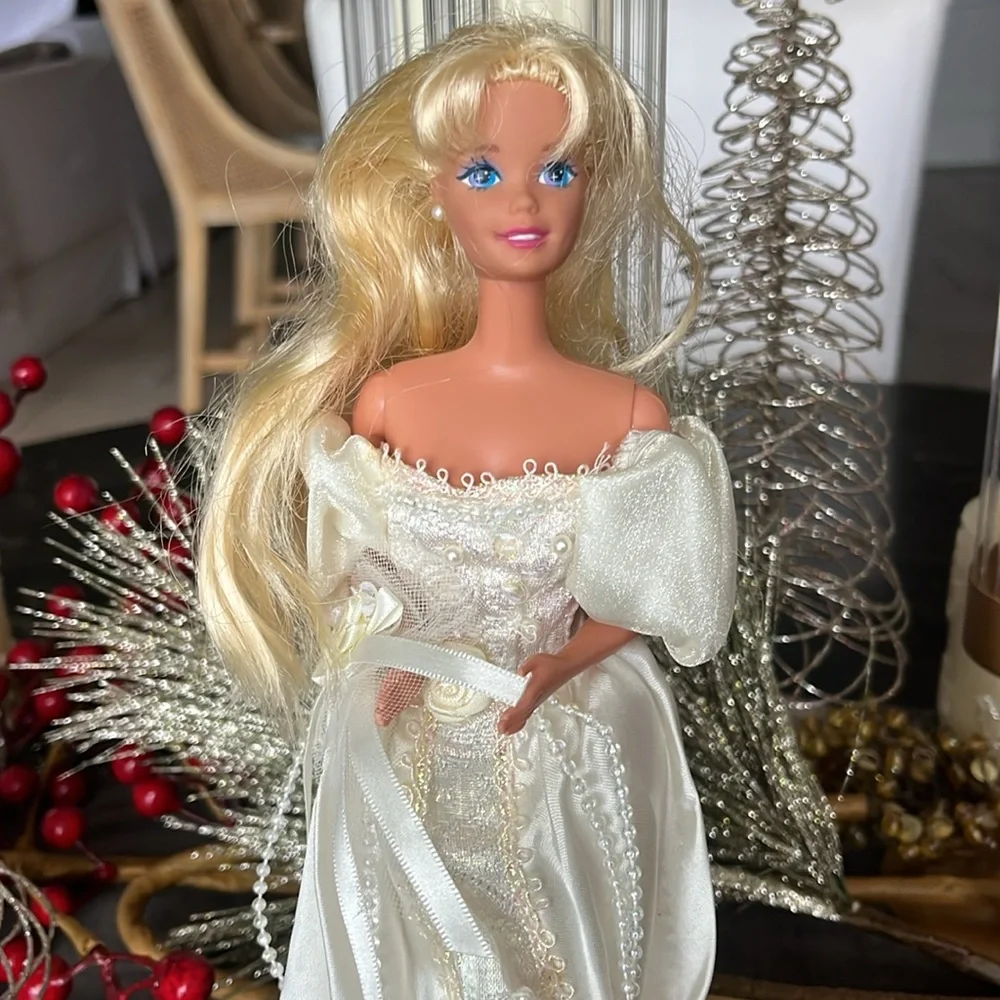 Vintage 1991 dream bride Barbie wedding 12 inch doll. EUC